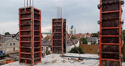 Будівництво залізобетонних несучих колон.